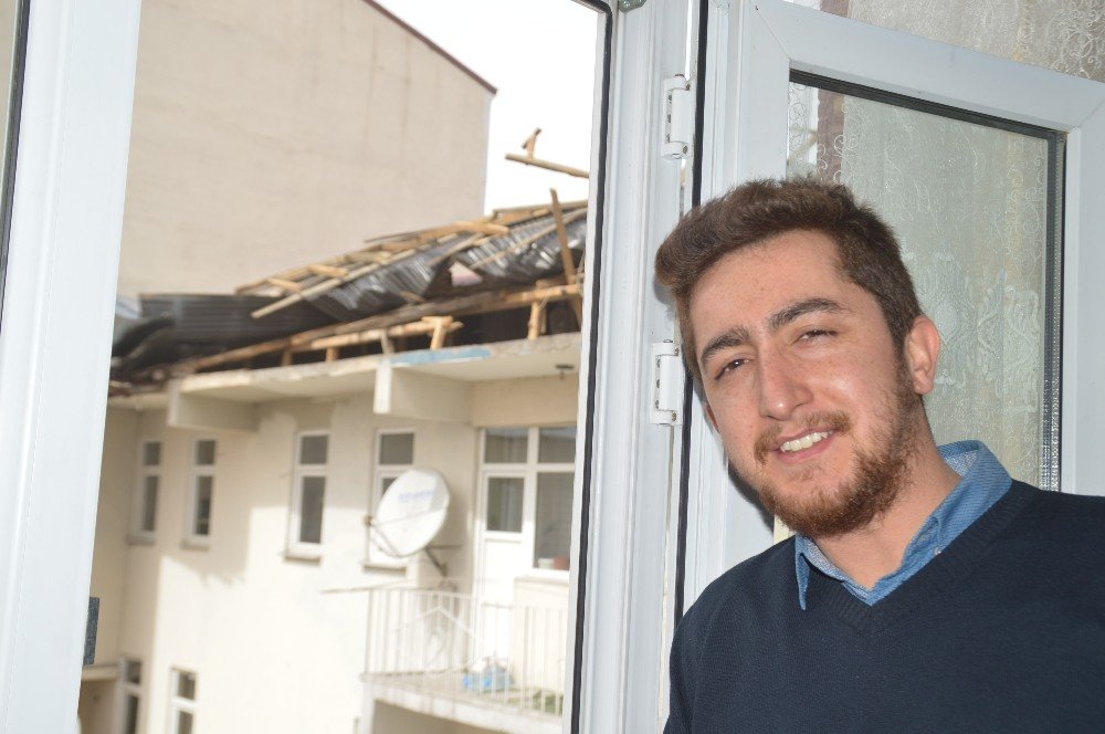 Eleşkirt’te şiddetli rüzgar evlerin çatısını uçurdu