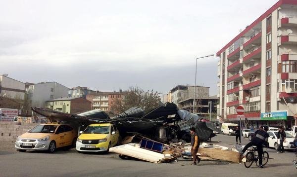 Erzurum, Iğdır ve Ağrı'da fırtına çatıları uçurdu: 3 yaralı