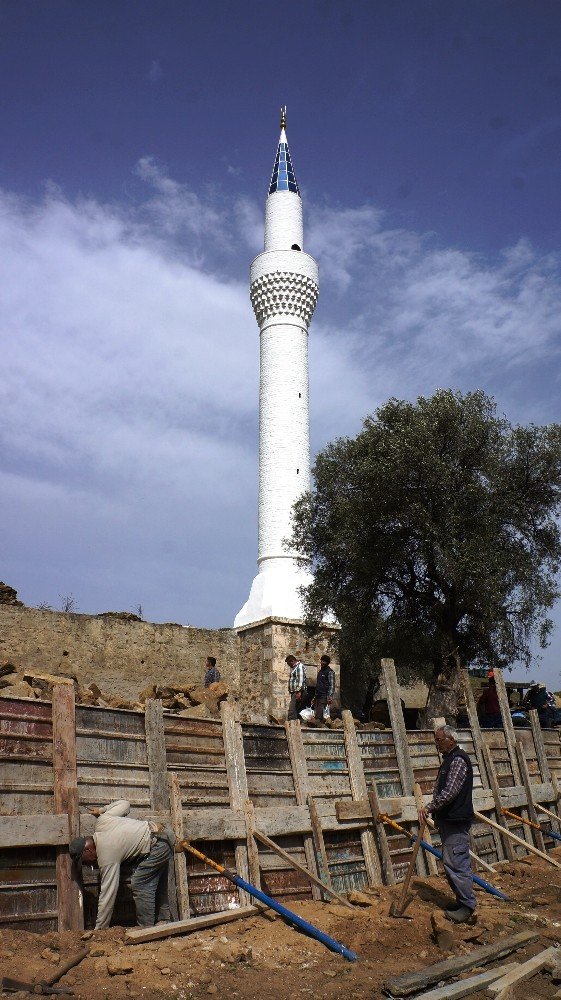 Deprem her şeyi yıktı bir tek minare ayakta kaldı