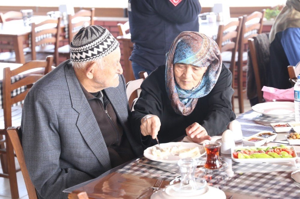 Burhaniye’de yaşlılar kahvaltıda buluştu