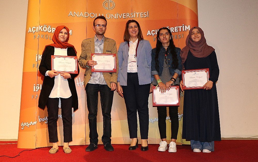 Anadolu Üniversitesi Açıköğretim Fakültesi’nde başarılı öğrenciler belgelendirildi