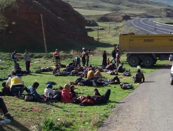 Erzurum'da kaçakları taşıyan kamyon devrildi