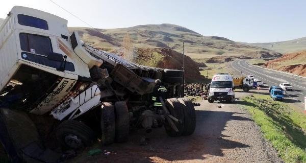 Erzurum'da kaçakları taşıyan kamyon devrildi