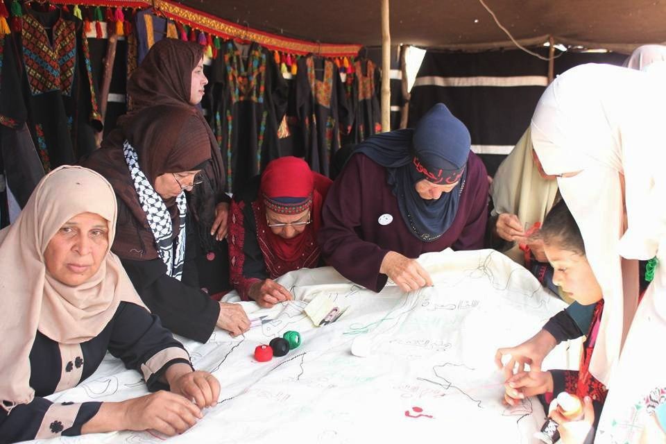 Filistinli kadınlar nakışla en uzun Filistin haritasını işledi