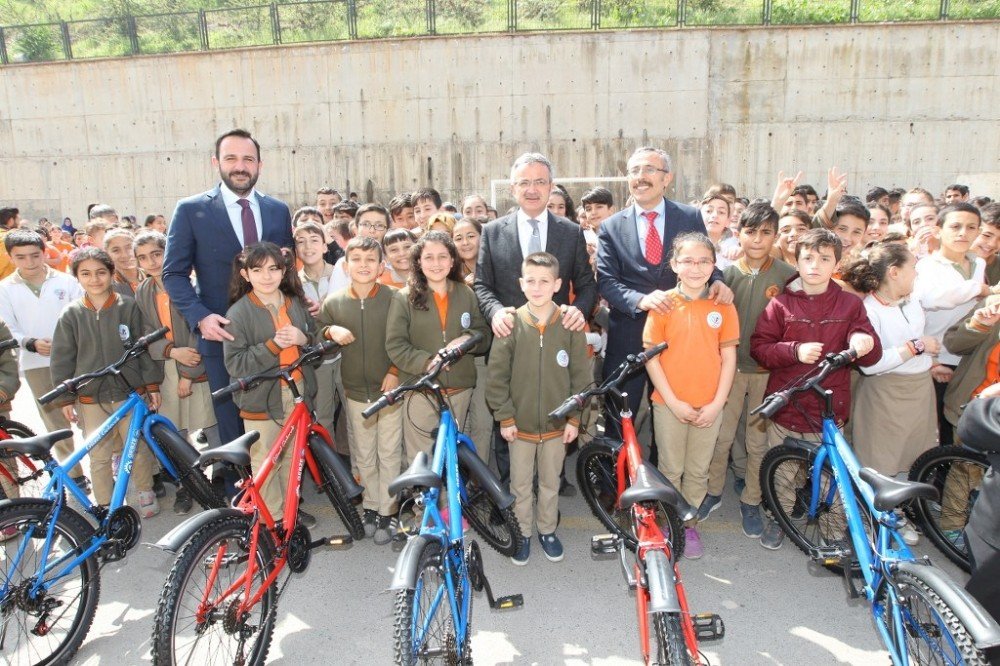 Başkan Köşker’den öğrencilere hediye bisiklet