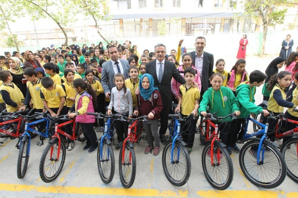 Başkan Köşker’den öğrencilere hediye bisiklet