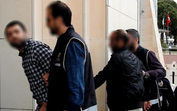 İzmir'de göçmen kaçakçılığına 2 tutuklama