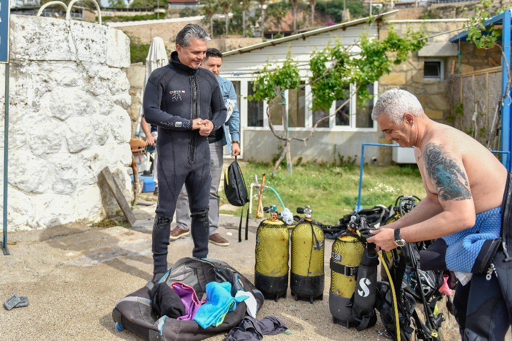 Başkan Uysal, deniz dibi temizliği öncesi deneme dalışı yaptı
