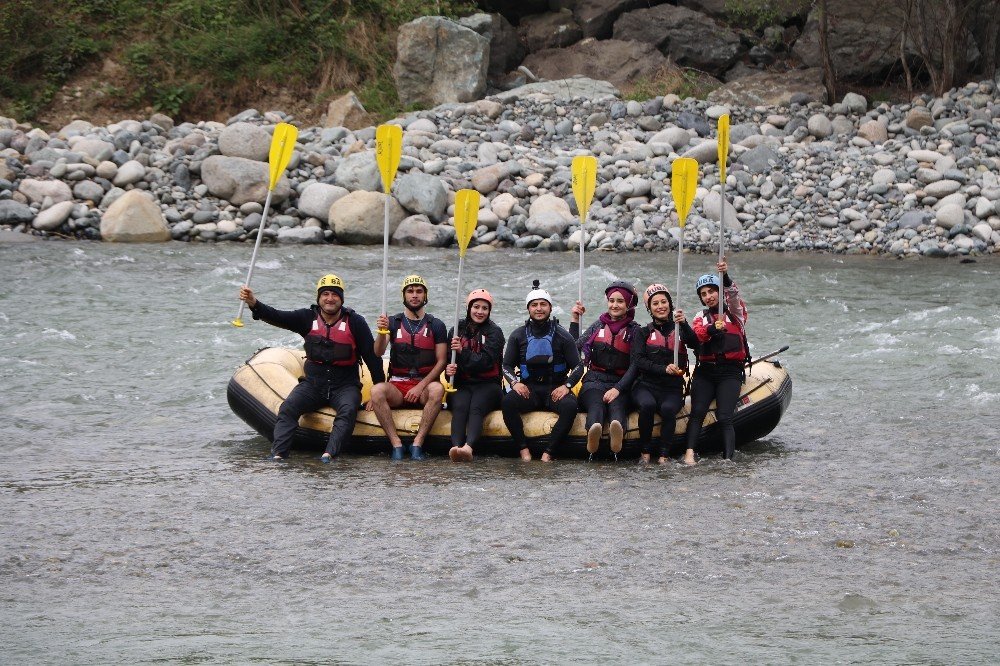 Rize’de üniversite öğrencilerinin rafting heyecanı
