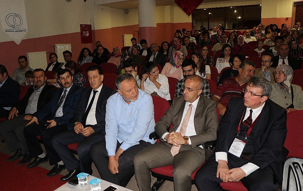 Anadolu Üniversitesi Açıköğretim Fakültesi’nde başarılı öğrenciler belgelendirildi