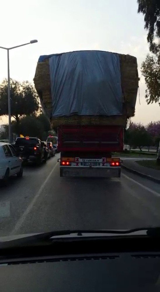 Adana’da aşırı yük taşıyan kamyonlar tehlike saçtı
