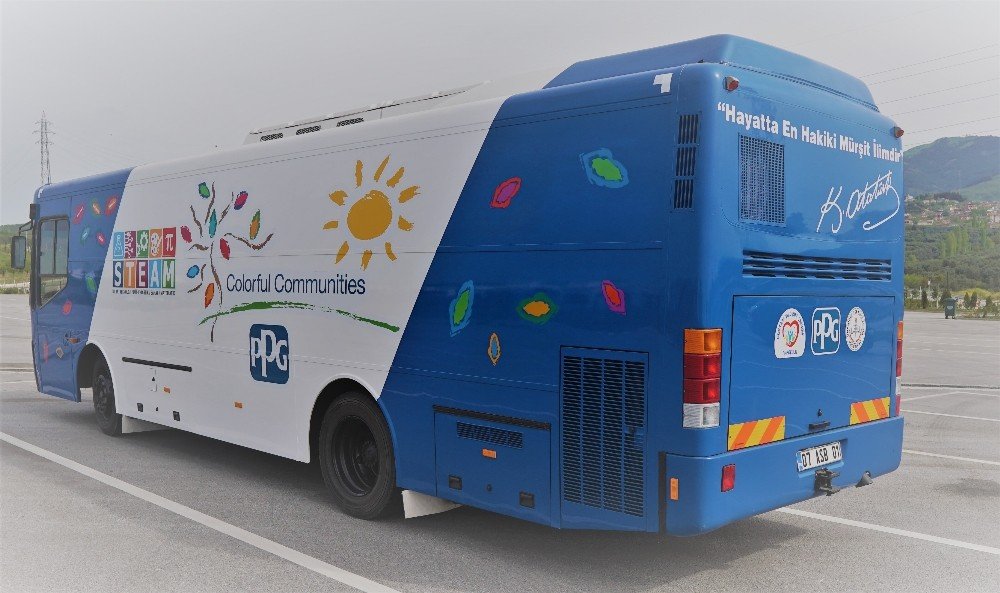 Çocuklar için STEM laboratuvarlı renkli otobüs