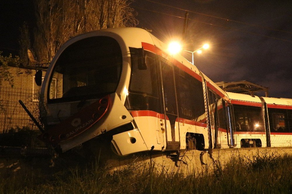 Samsun’da tramvay araca çarptı: 1 yaralı