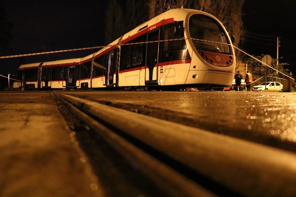 Samsun’da tramvay araca çarptı: 1 yaralı