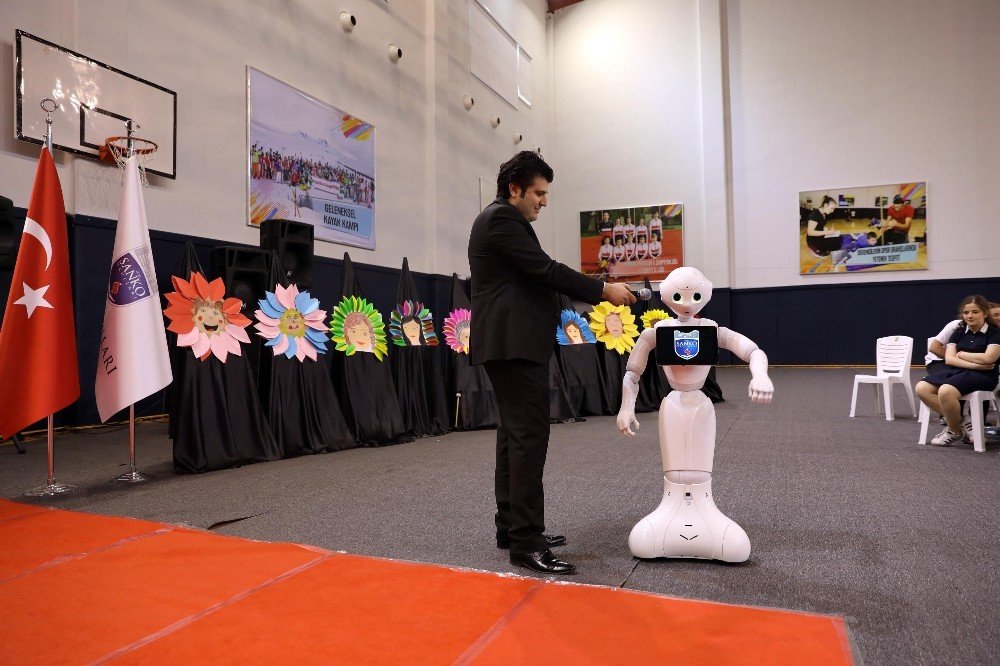 Öğrencilerin yaptığı robotun 23 Nisan mesajı kutlamalara damga vurdu