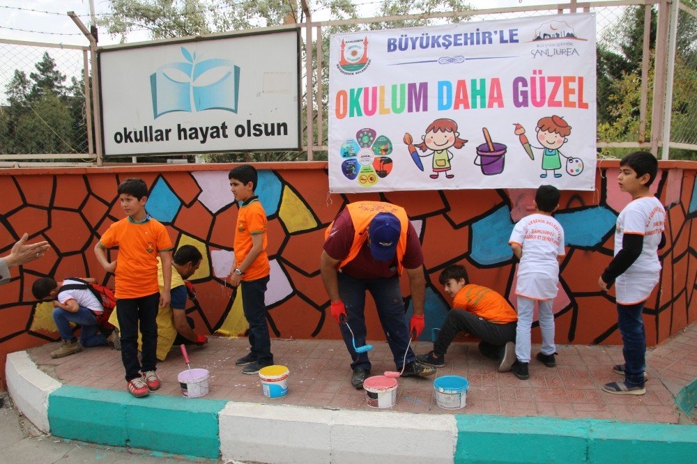 Çocuklar kendi okullarını boyadı