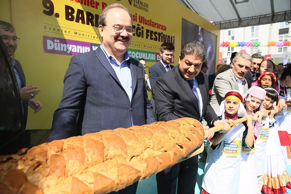 Dünya çocukları, Esenler’de "barış ekmeği" pişirdi