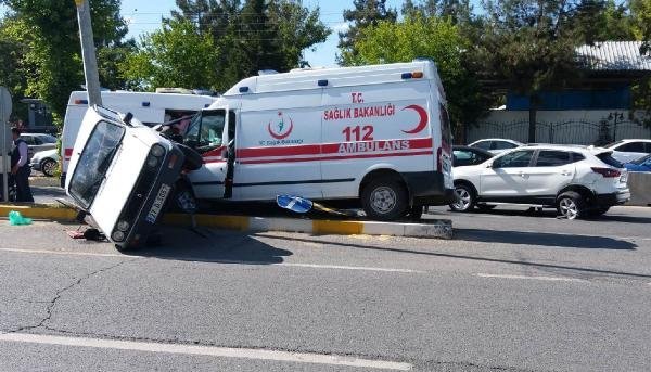 Ambulansın karıştığı zincirlemeli kazada 5 yaralı