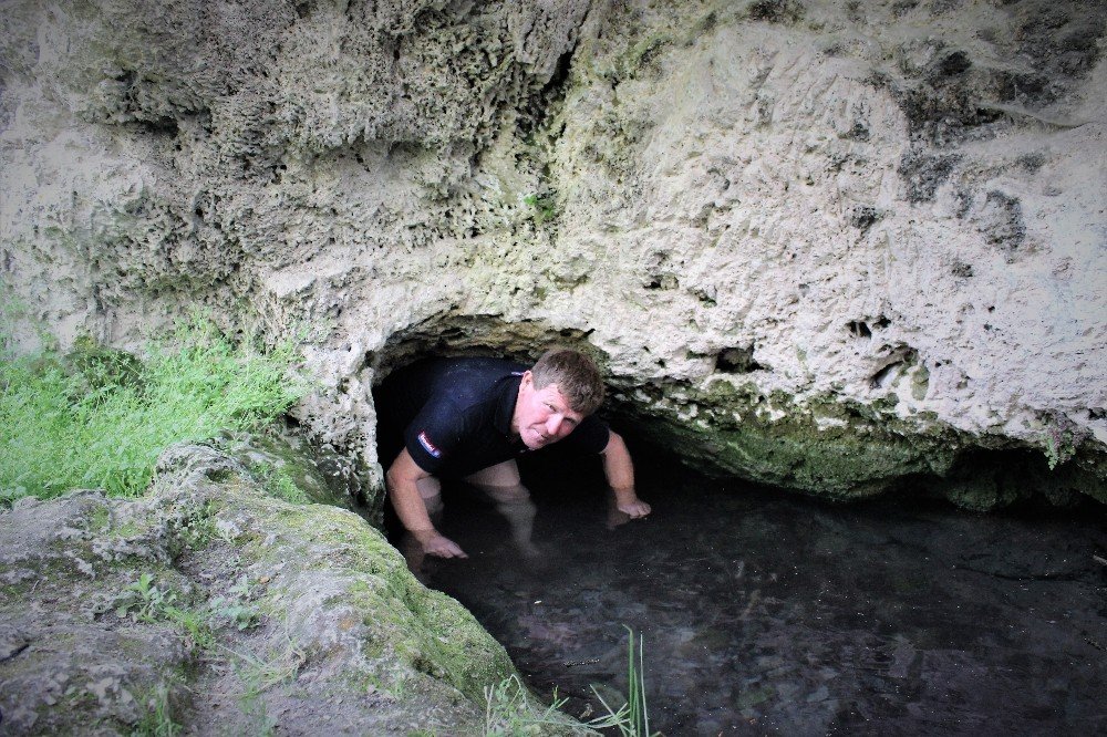 Su dolu tünelden geçenlerin dertlerinden kurtulduğuna inanılıyor