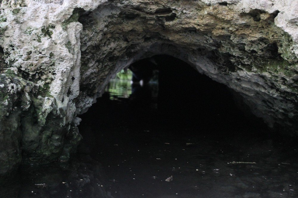 Su dolu tünelden geçenlerin dertlerinden kurtulduğuna inanılıyor