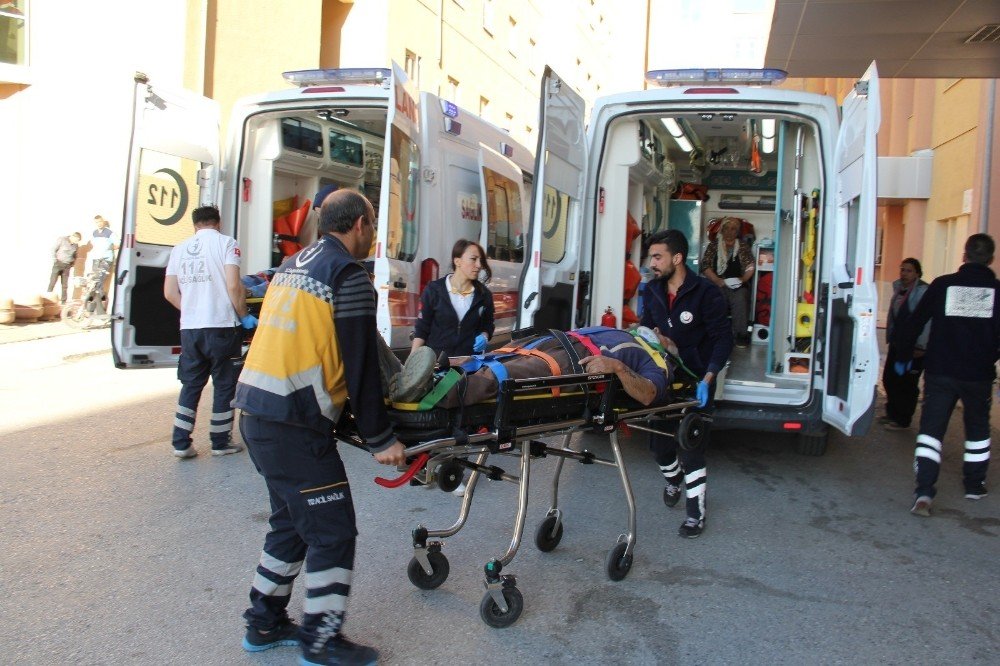 İşçi taşıyan iki minibüs çarpıştı: 8 yaralı
