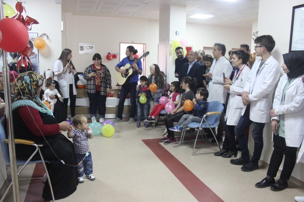 Çocuk hastalar 23 Nisan’ı hastanede kutladı