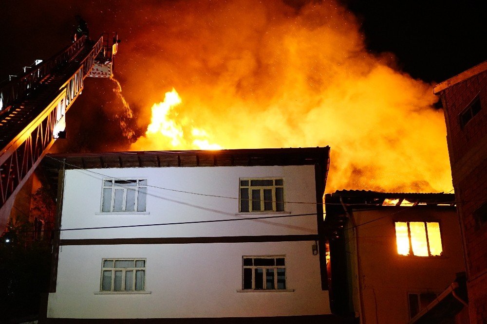 Doğalgaz patlaması sonucu çıkan yangında 7 ev kullanılamaz hale geldi