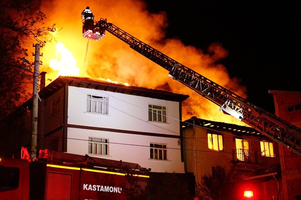 Doğalgaz patlaması sonucu çıkan yangında 7 ev kullanılamaz hale geldi