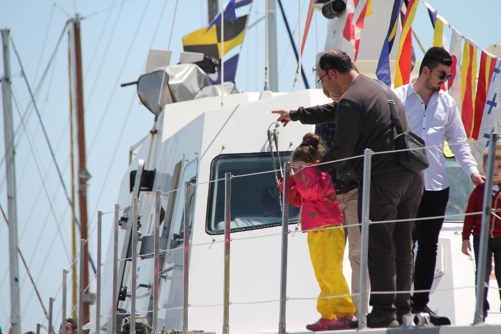 Sahil Güvenlik botu çocukların ilgi odağı oldu