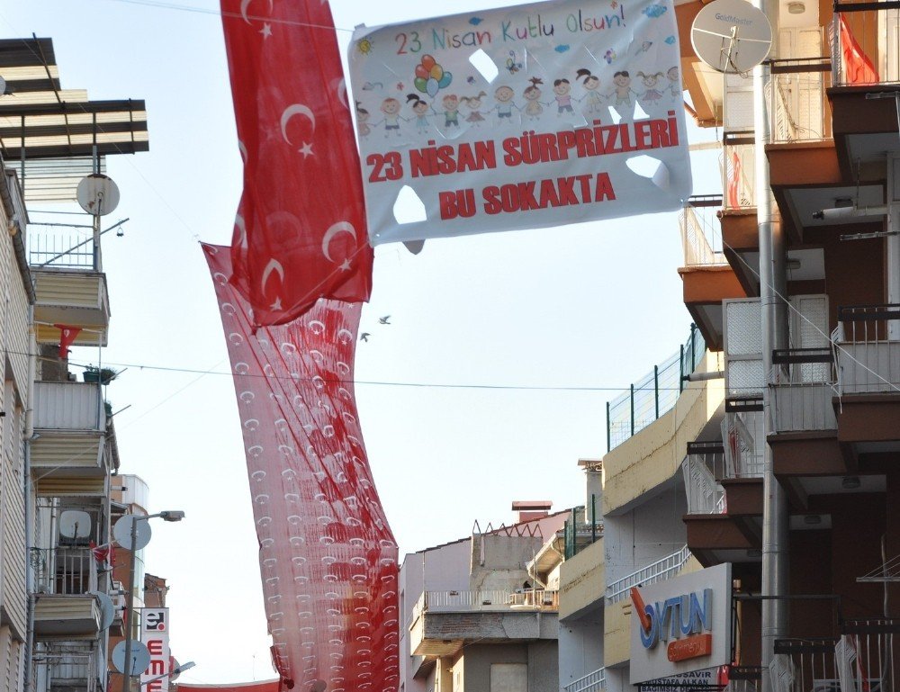 Uşaklı esnaf 23 Nisan’ı sokağı süsleyerek kutladı