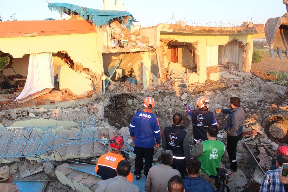Depremin yıktığı evin altında kalan 147 küçükbaş hayvan telef oldu