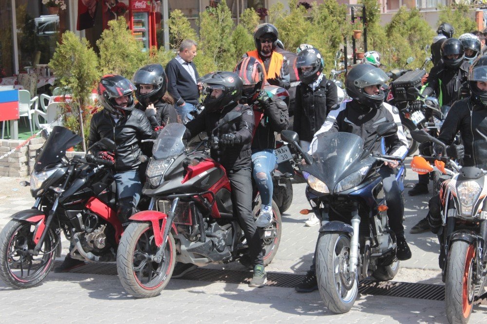 Motosiklet tutkunları, ’güvenli sürüş’e dikkat çekmek için Tavşanlı’da bir araya geldi