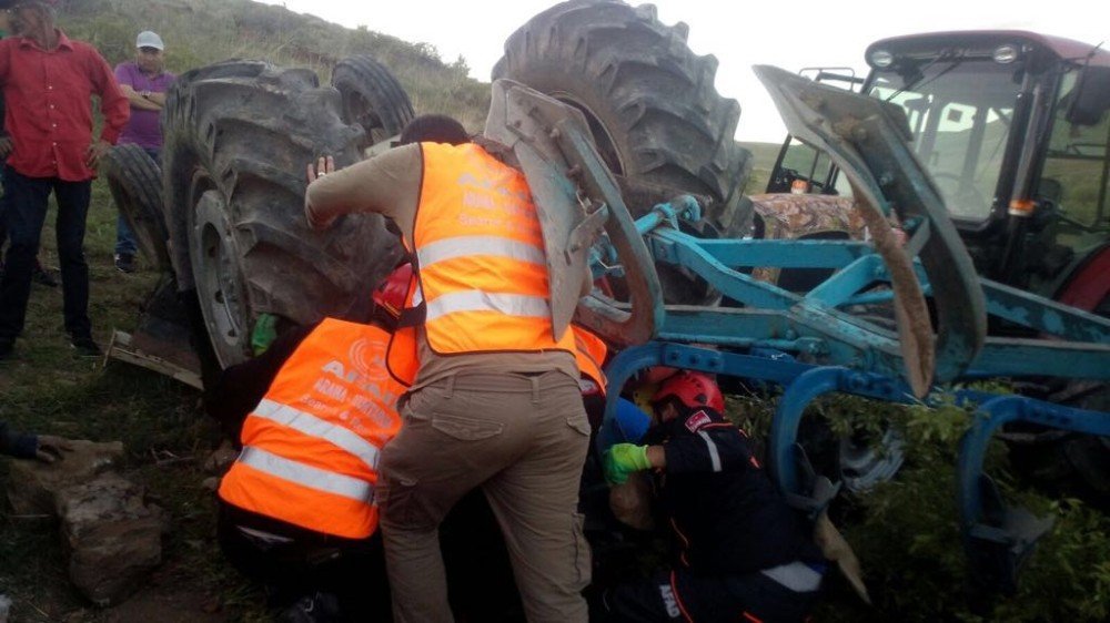 Traktör devrildi, altında kalan sürücü kurtarıldı