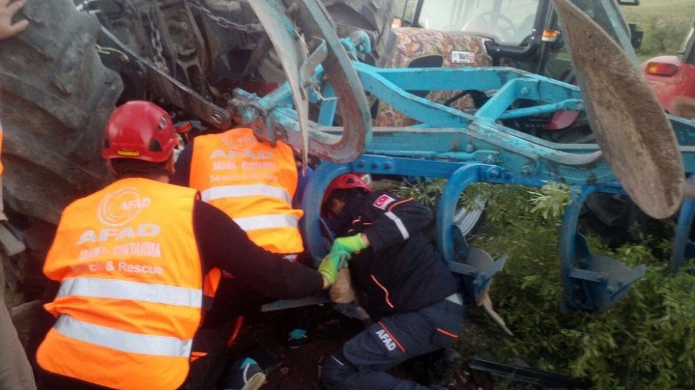 Traktör devrildi, altında kalan sürücü kurtarıldı
