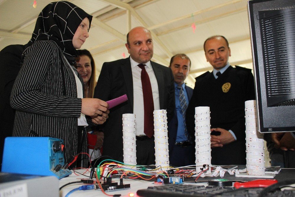 Hisarcık Beşevler Ortaokulu’nda Tübitak Destekli 4006 Bilim Fuarı açıldı