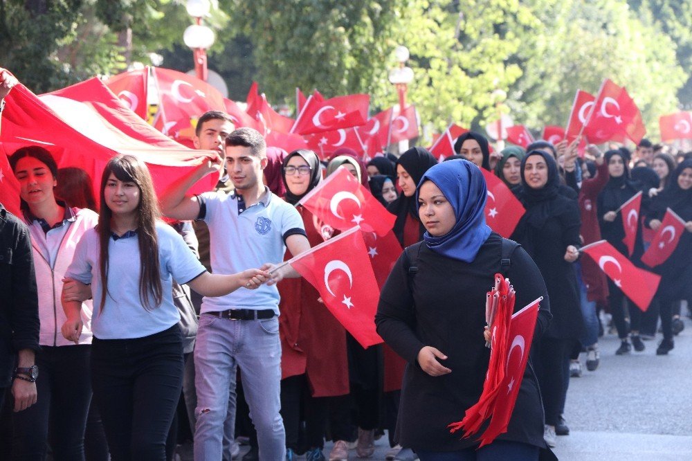 1 kilometrelik dev Türk bayrağı ile ’57. Alay Çanakkale Vefa Yürüyüşü’