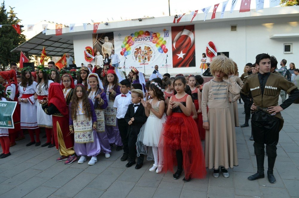 Didim’de halk oyunları festivali büyük ilgi gördü