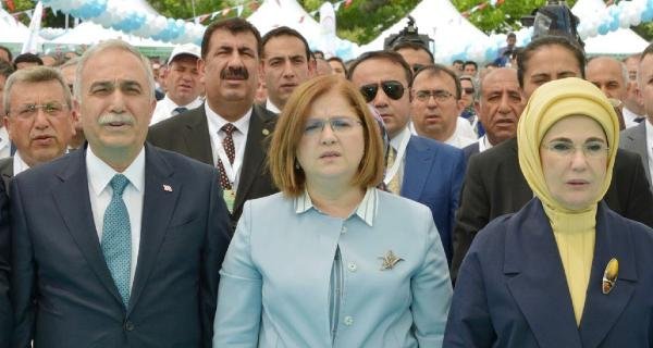Emine Erdoğan, Harran Ovası'na biber fidesi dikti