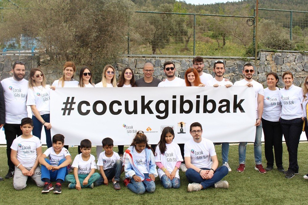 İzmir Ekonomili iletişimcilerden “Çocuk gibi bak” projesi