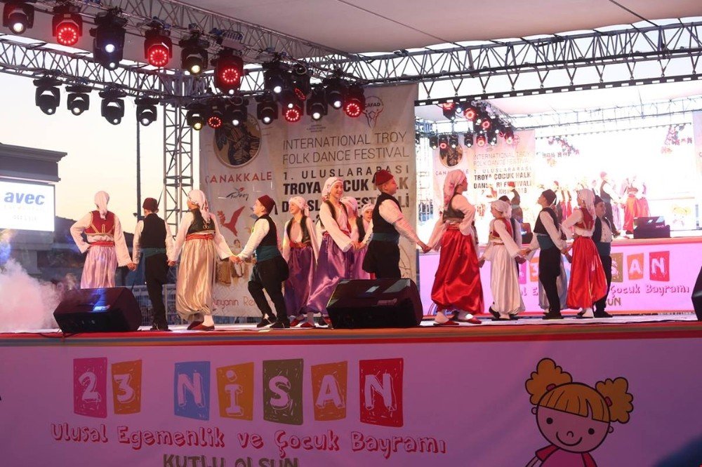 Troya Yılında, 1. Uluslararası Troya Çocuk Halk Dansları Festivali fırtınası esti