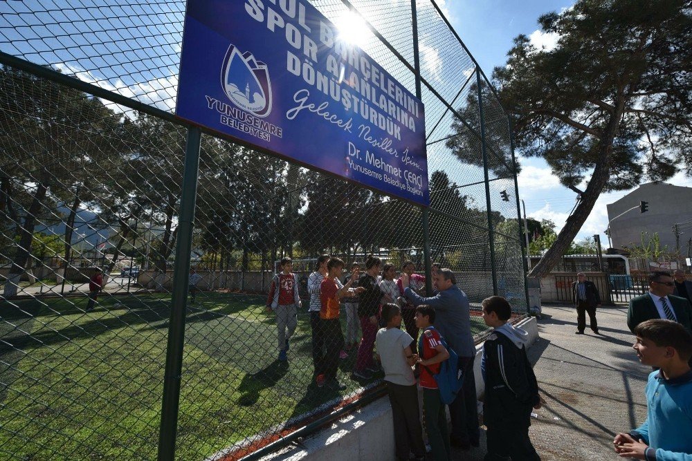 Yunusemre’de okul bahçeleri spor alanına dönüşüyor