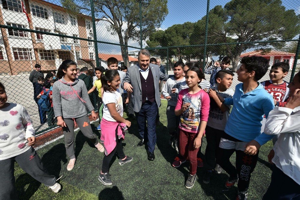 Yunusemre’de okul bahçeleri spor alanına dönüşüyor
