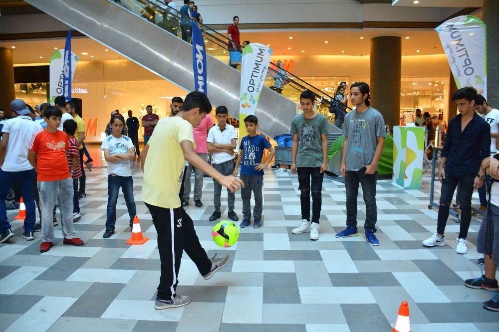 Gençler, bayramlarını Spor Festivali’nde kutladı