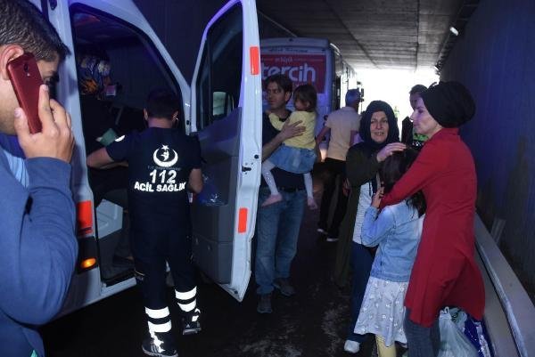 Halk otobüsü bariyerlere çarptı: 4 yaralı