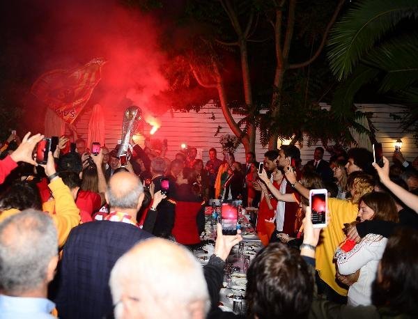 Galatasaray'da kutlamalar cemiyette devam etti