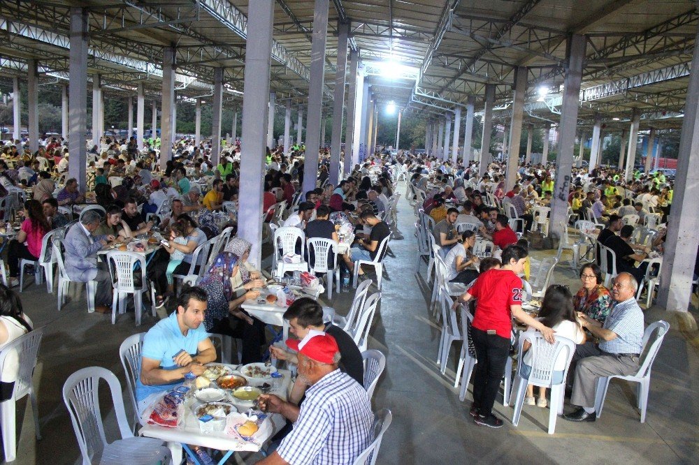 Nazilli Belediyesi’nden 5 bin kişilik iftar yemeği