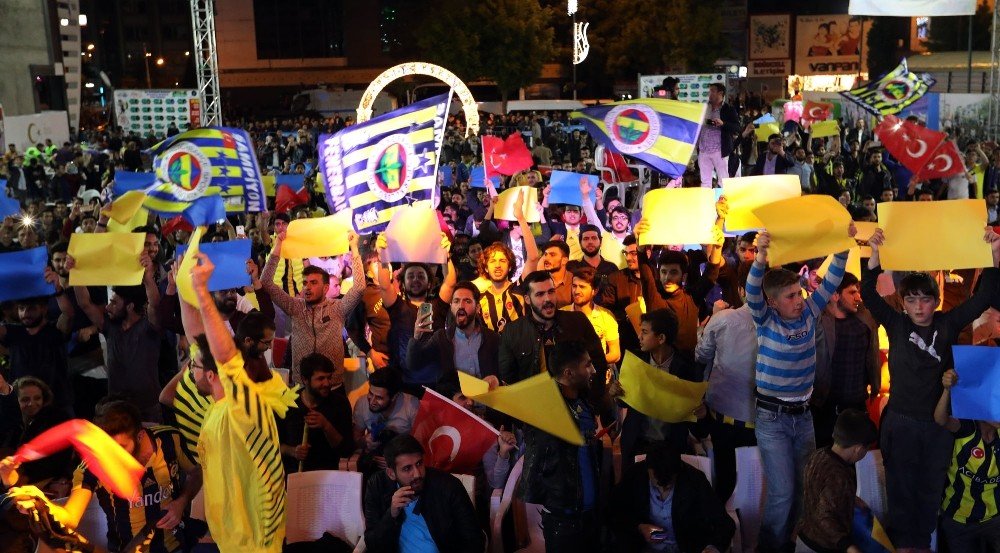 Vali Zorluoğlu, final maçını vatandaşlarla birlikte izledi