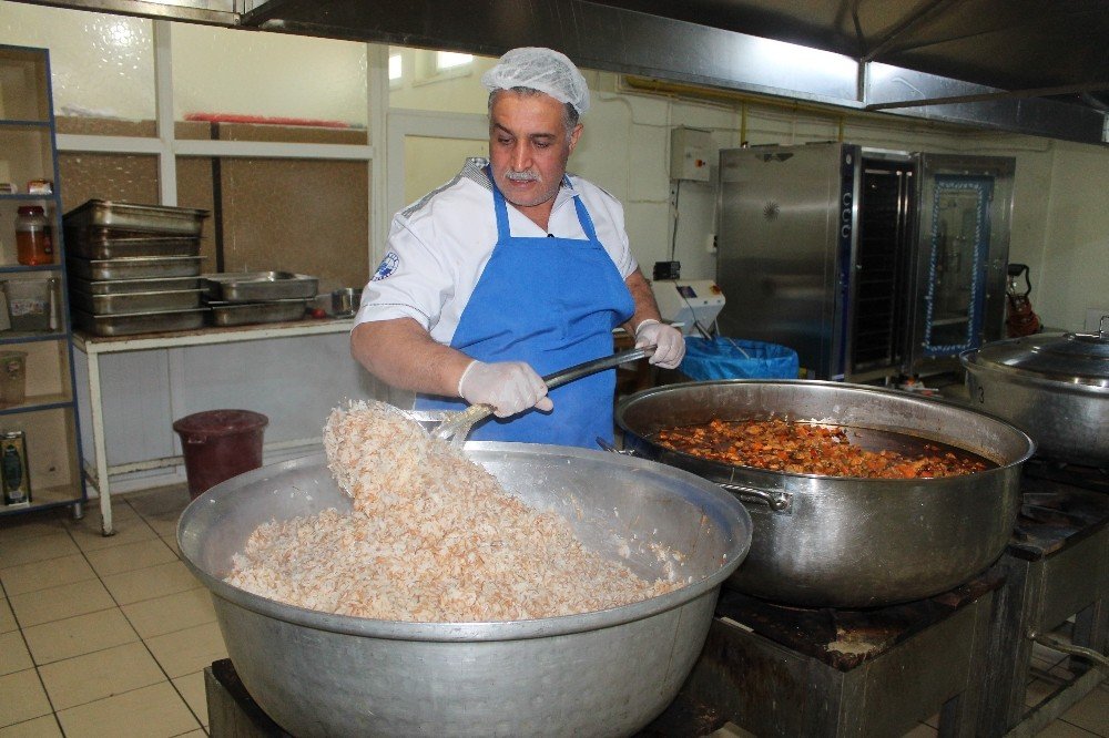 Aşçıların zorlu Ramazan mesaisi: 2 bin kişiye iftar hazırlıyorlar
