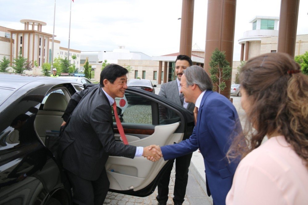 Japonya Büyükelçisi Akio Miyajima, Rektör Bağlı’yı ziyaret etti