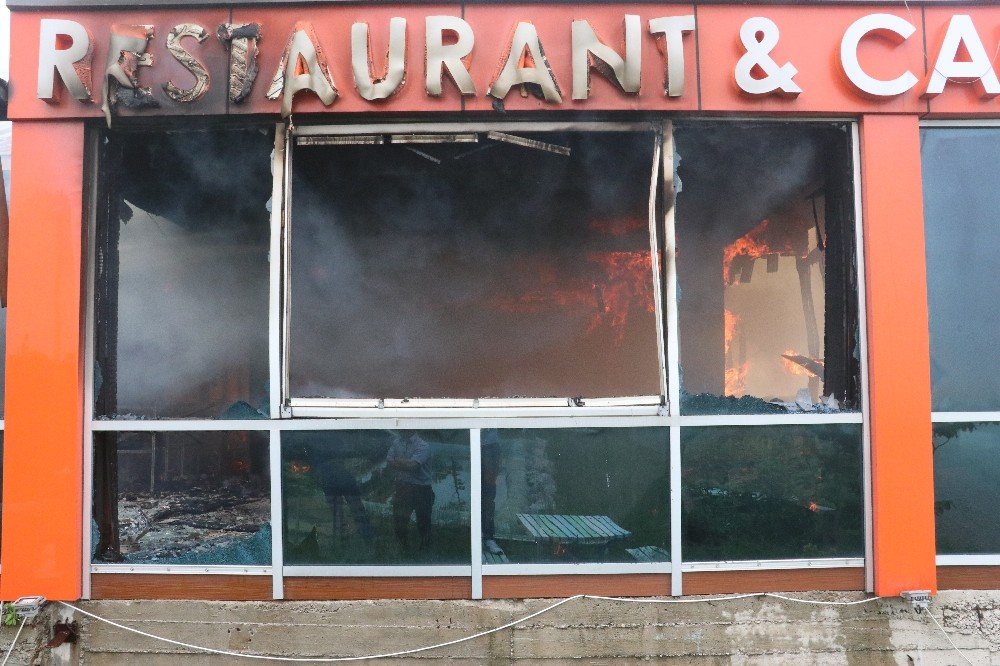 İftar saatini bekleyen restoran yanarak küle döndü